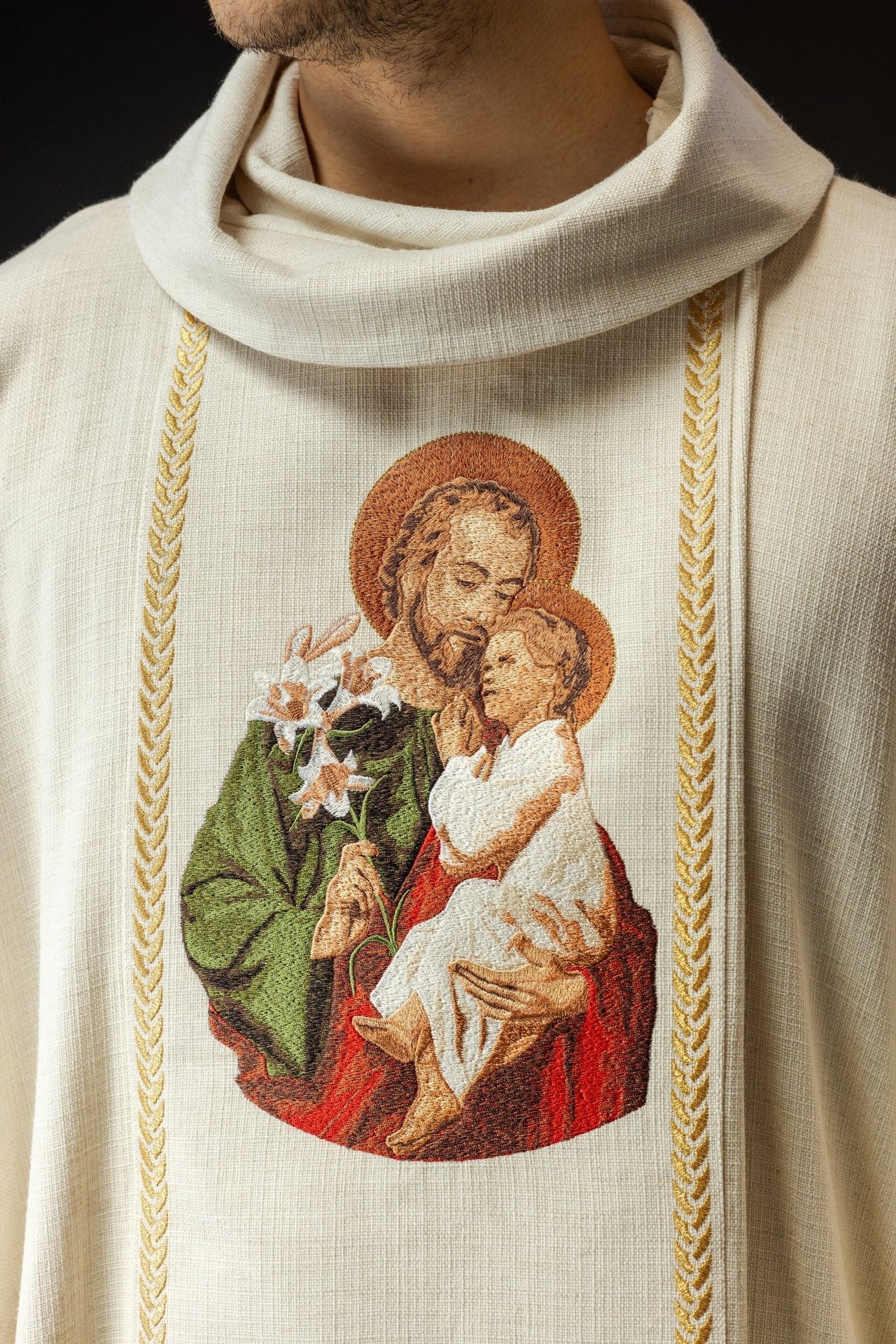 Gesticktes Messgewand mit dem Bild des Heiligen Josef - MESSGEWANDER.DE