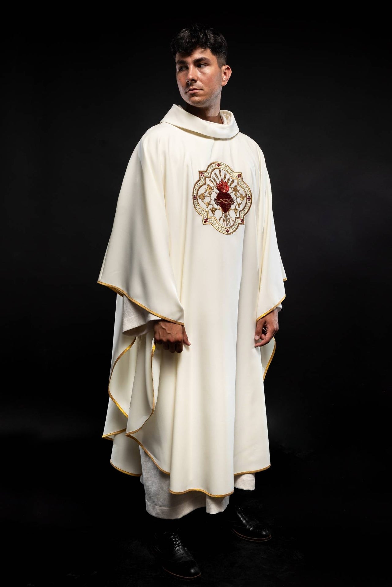 Gesticktes Messgewand mit dem Motiv des Herzens Jesu und dem eucharistischen Kelch - MESSGEWANDER.DE