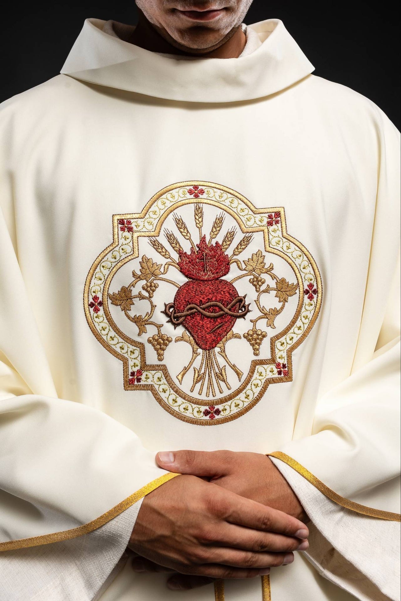 Gesticktes Messgewand mit dem Motiv des Herzens Jesu und dem eucharistischen Kelch - MESSGEWANDER.DE
