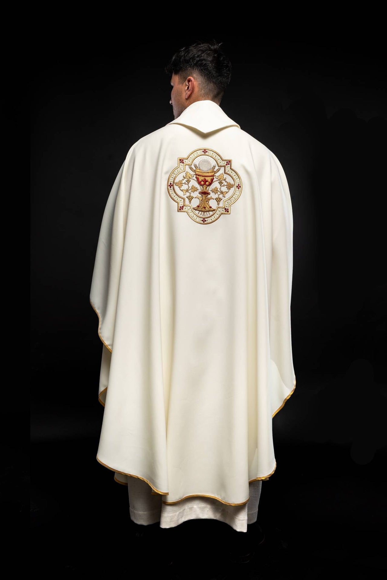 Gesticktes Messgewand mit dem Motiv des Herzens Jesu und dem eucharistischen Kelch - MESSGEWANDER.DE