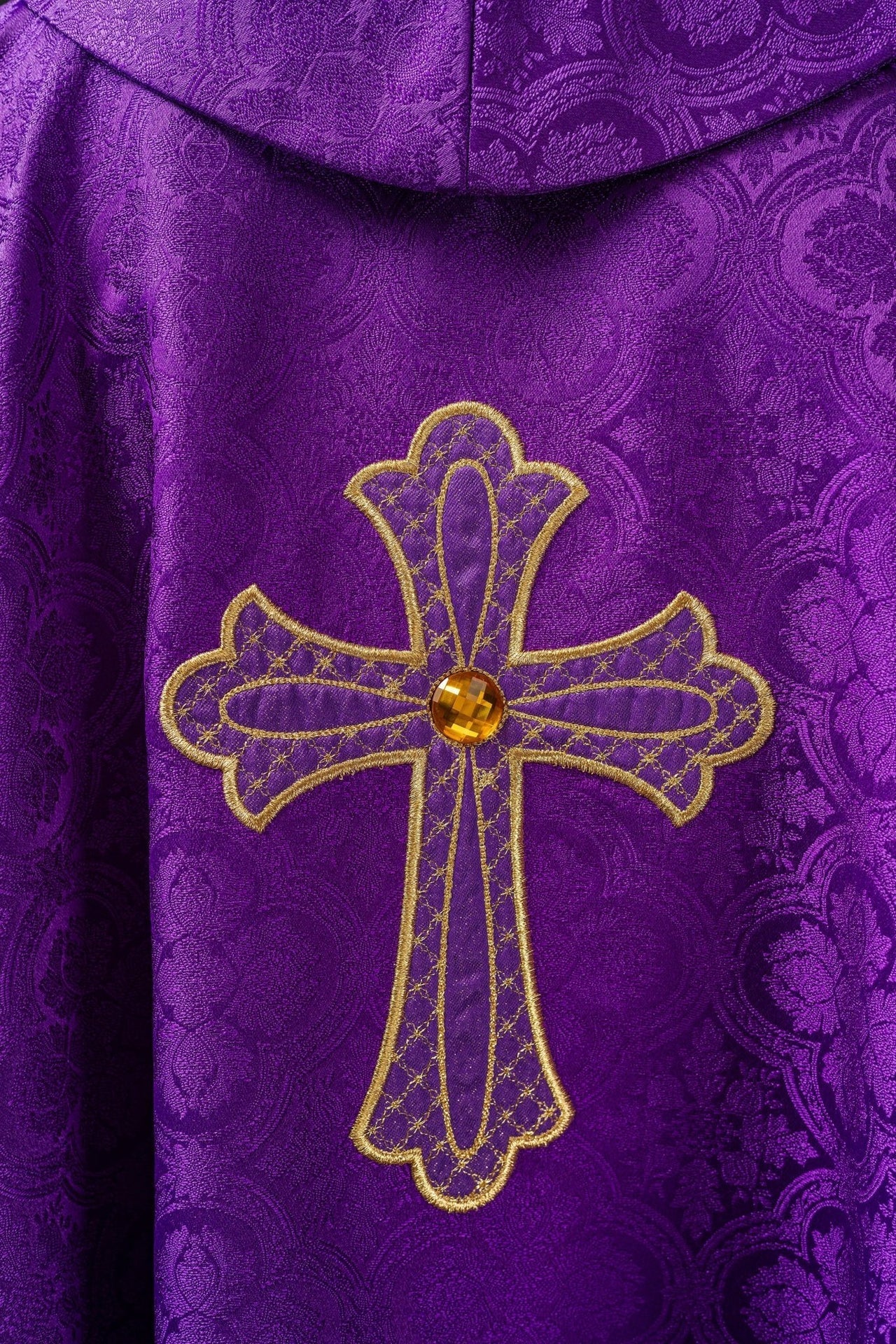 Gesticktes Messgewand mit dem Symbol des Kreuzes Lila - MESSGEWANDER.DE