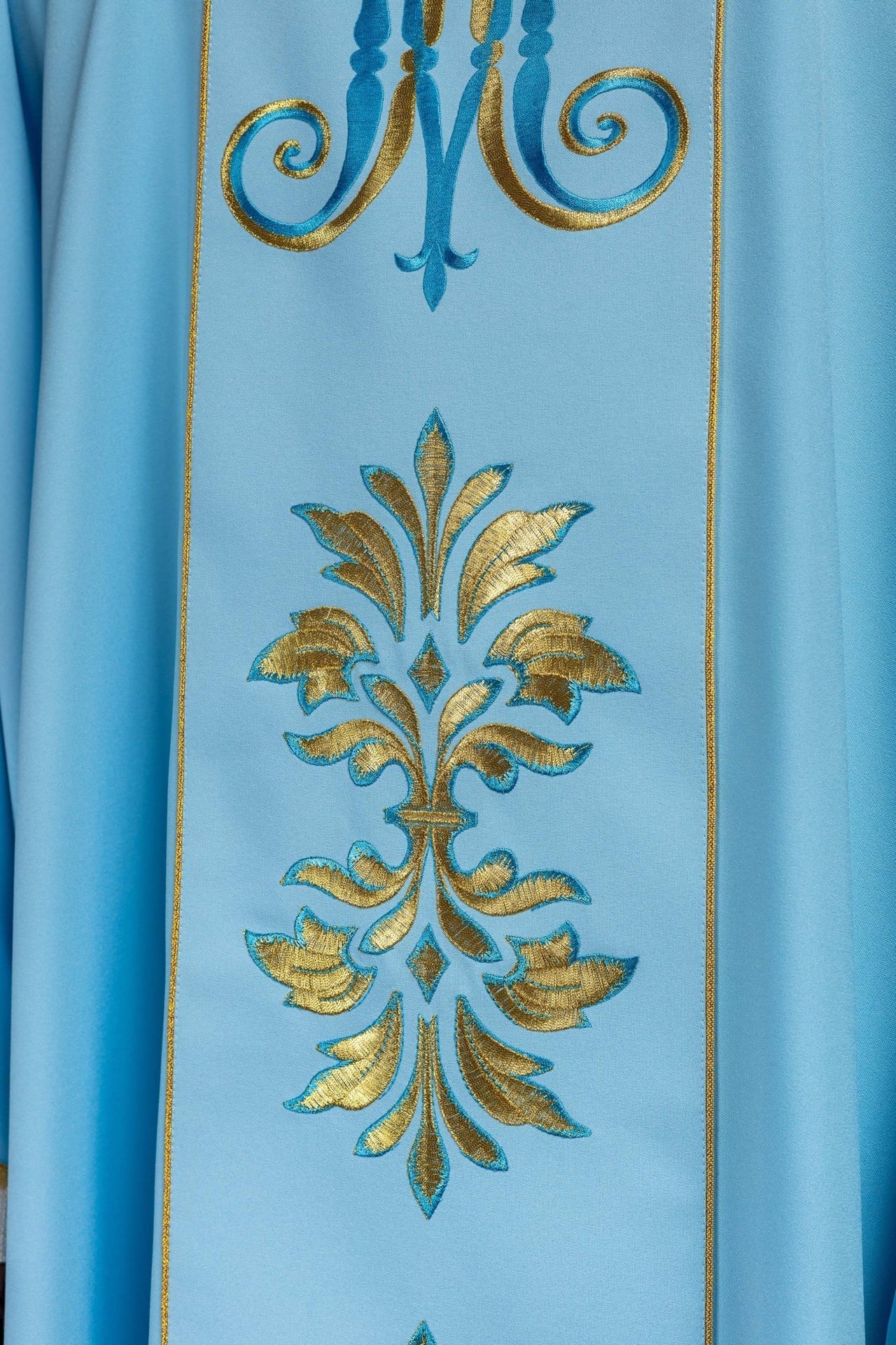 Gesticktes Messgewand mit Marienmotiv Blau - MESSGEWANDER.DE