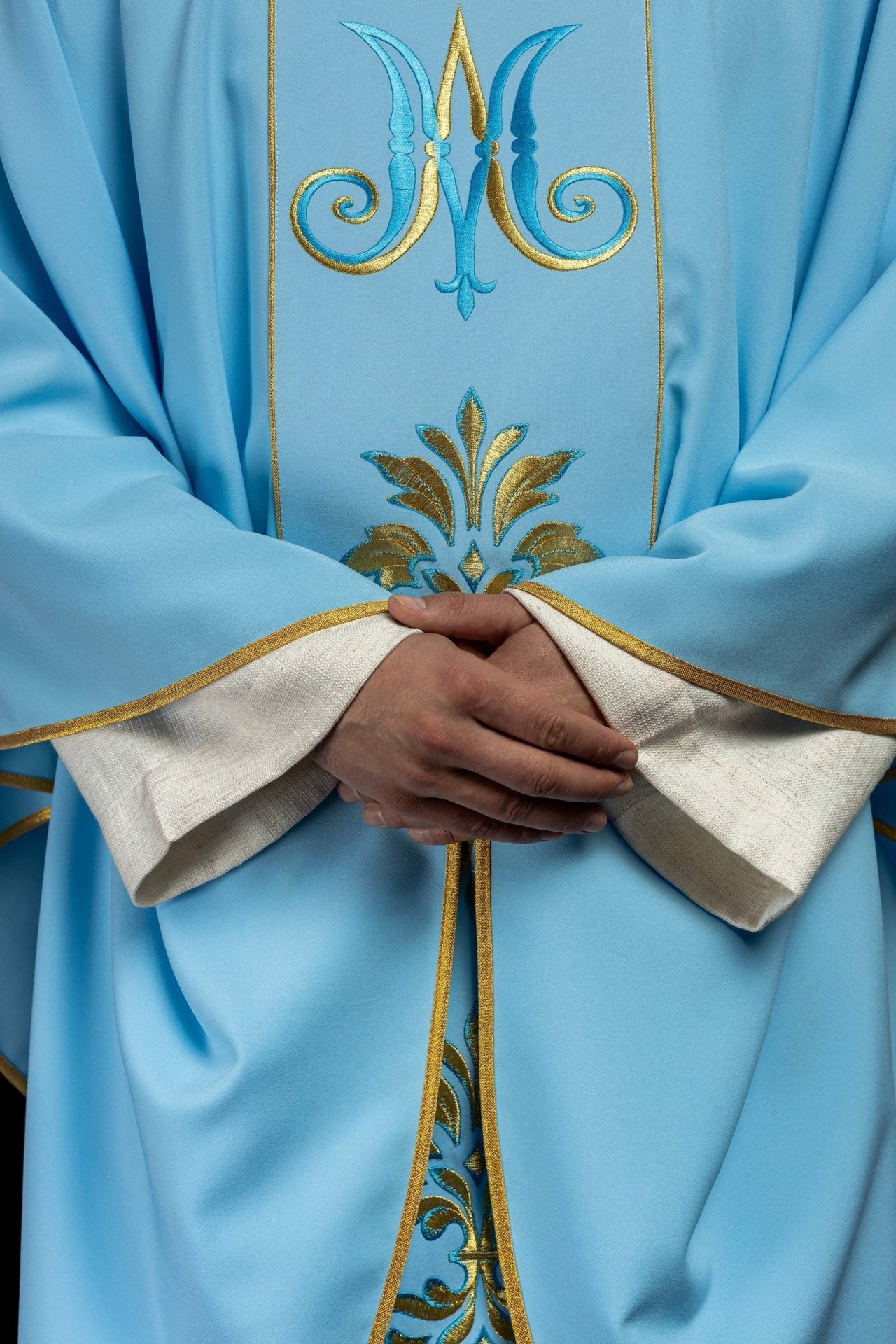 Gesticktes Messgewand mit Marienmotiv Blau - MESSGEWANDER.DE