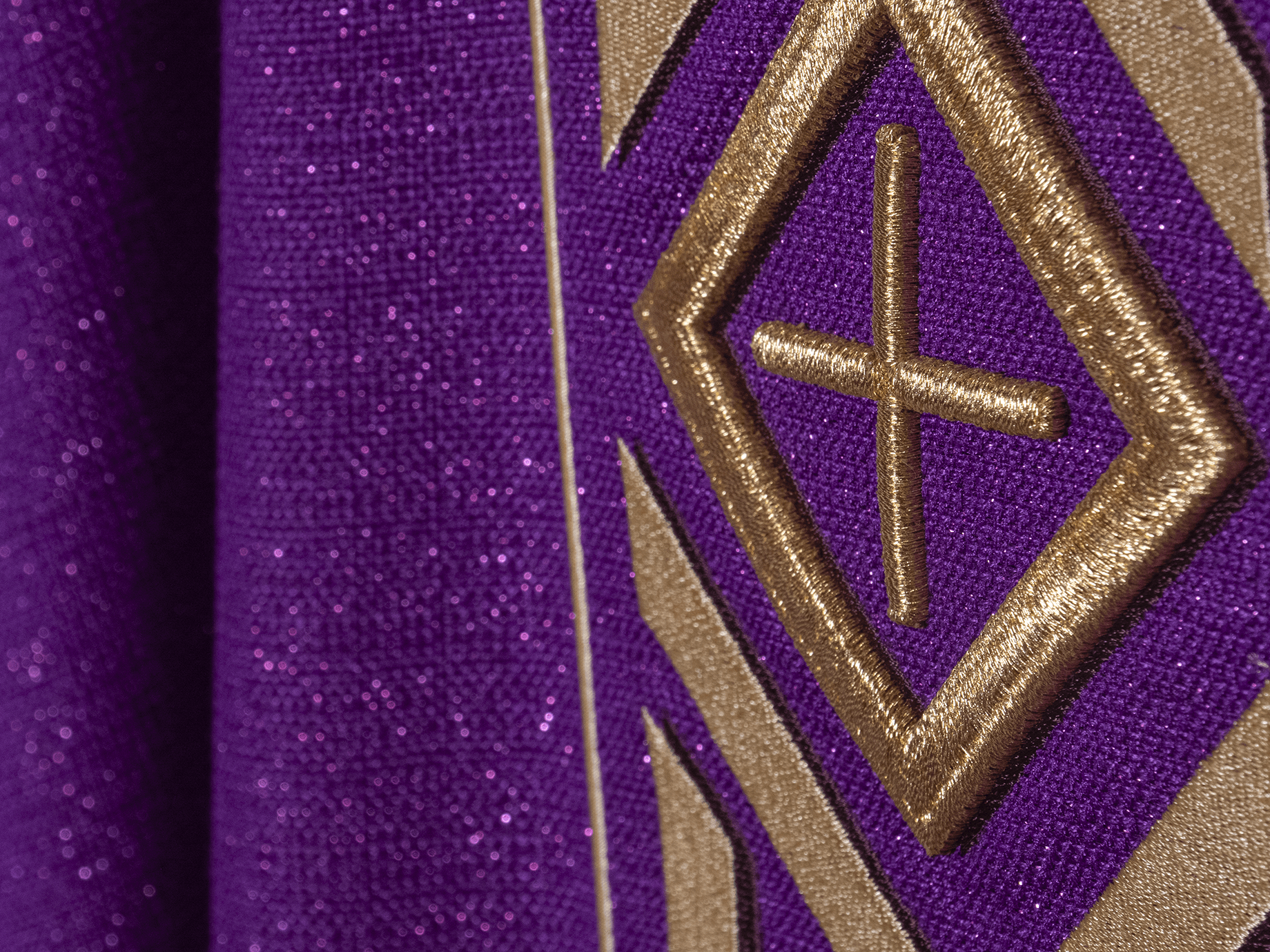 Gesticktes violettes liturgisches Messgewand mit Kreuz und Dekoration - MESSGEWANDER.DE