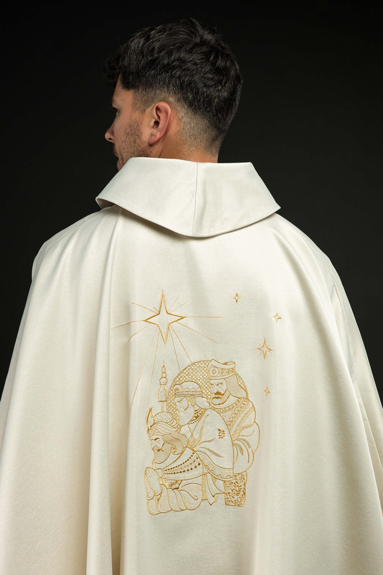 Glitzerndes Messgewand mit Goldstickerei und Abbildung der Heiligen Drei Könige - MESSGEWANDER.DE