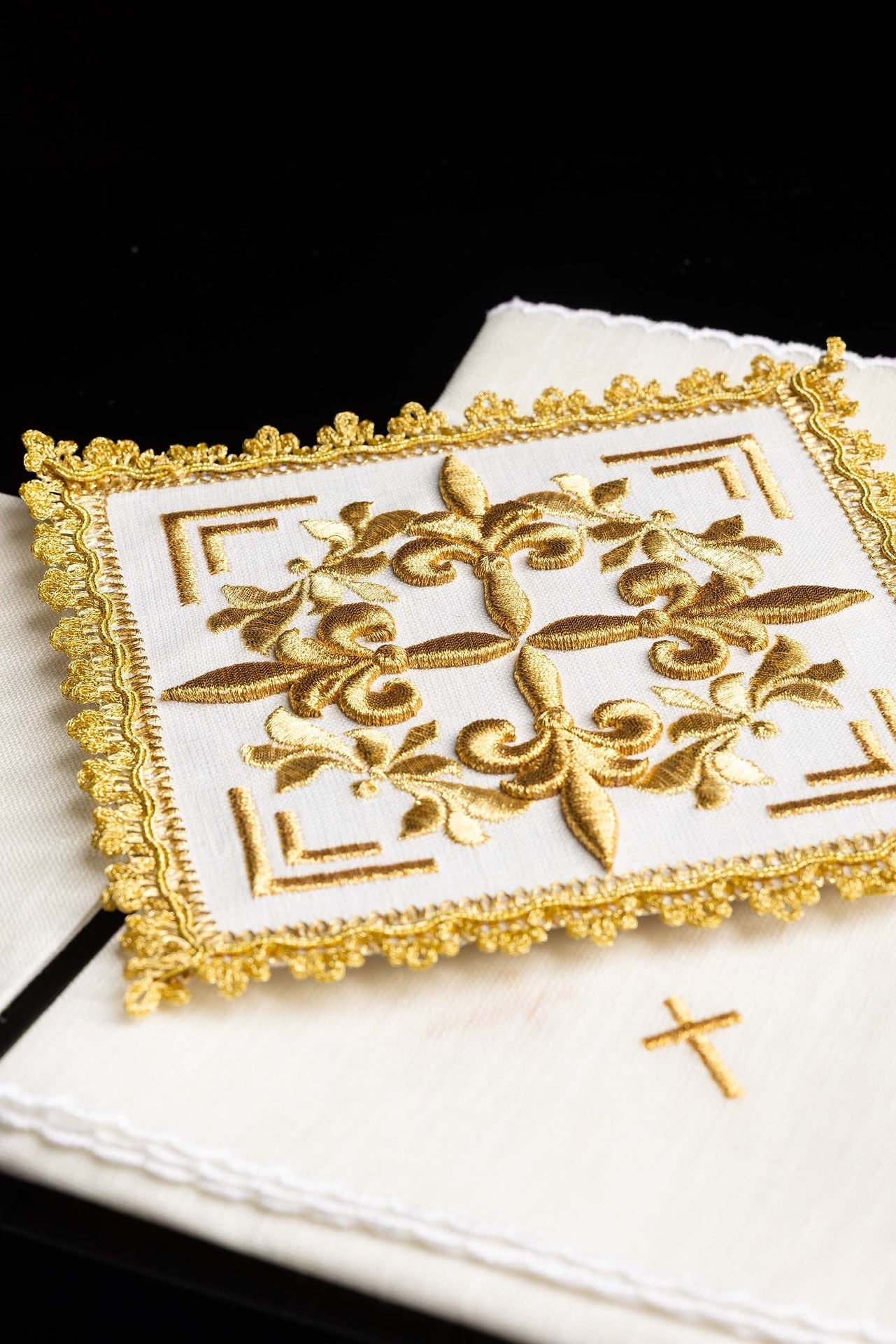 Goldbestickte Kelch-Dessous - MESSGEWANDER.DE