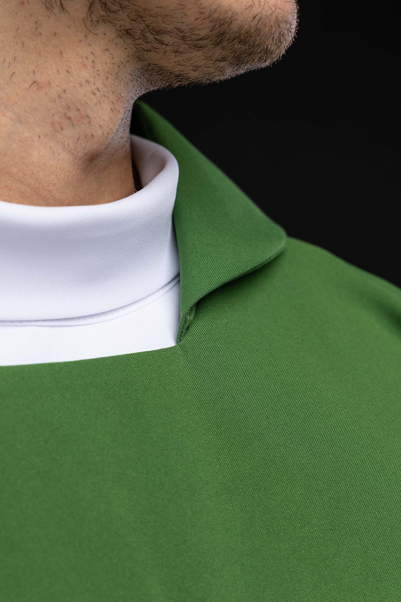 Grüne bestickte Kasel mit verziertem Kreuz und breitem Kragen - MESSGEWANDER.DE