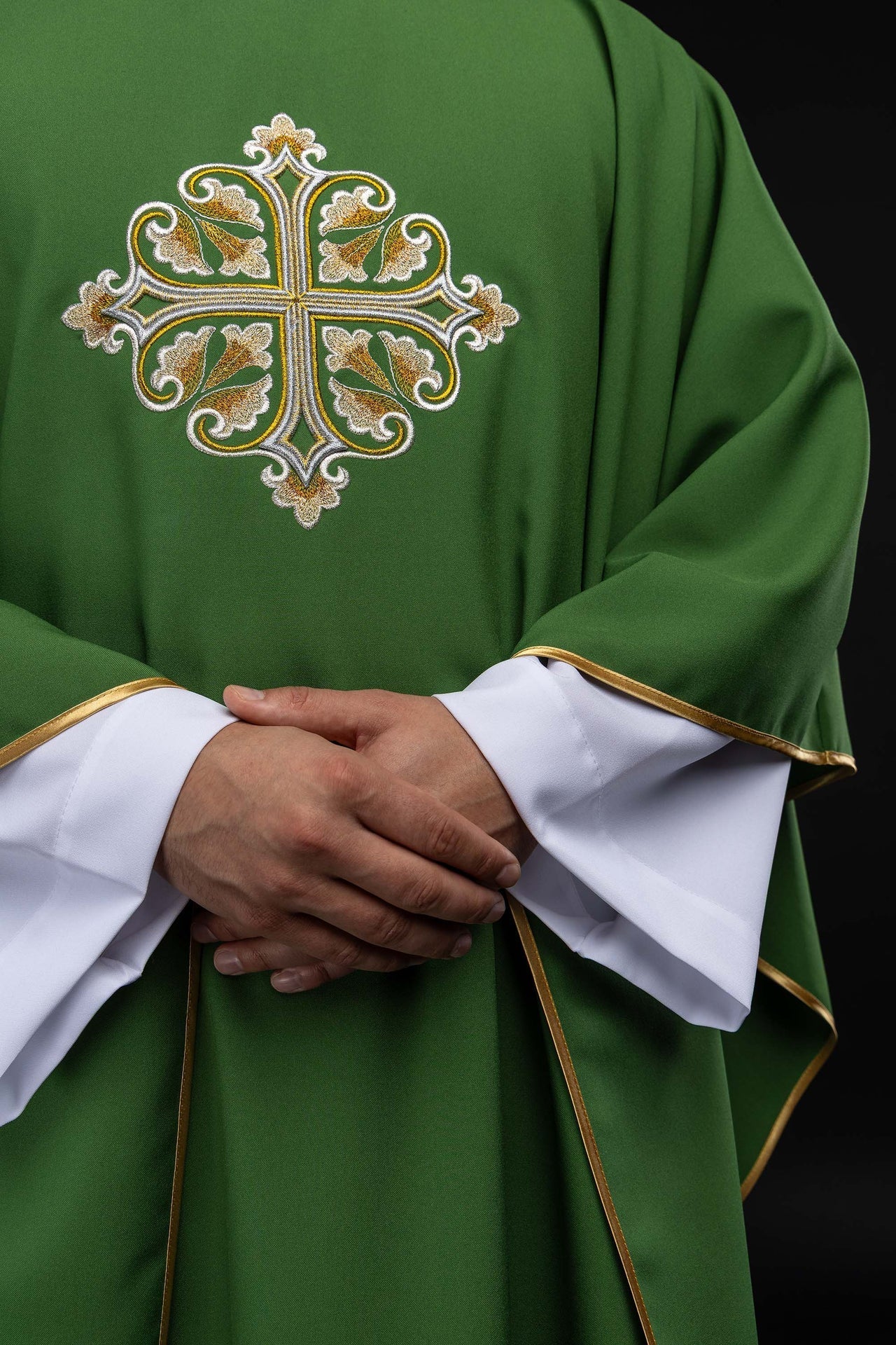 Grüne bestickte Kasel mit verziertem Kreuz und breitem Kragen - MESSGEWANDER.DE