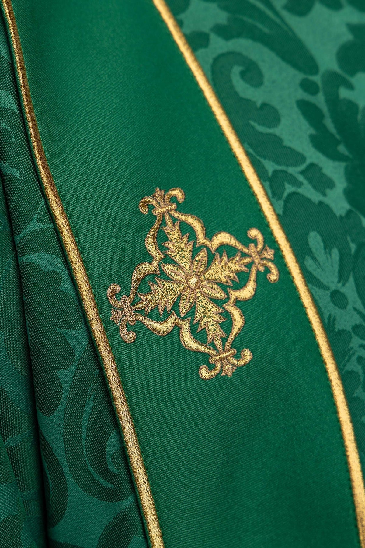 Grüne Dalmatik aus Jacquard mit Borten und gestickten goldenen Kreuzen - MESSGEWANDER.DE