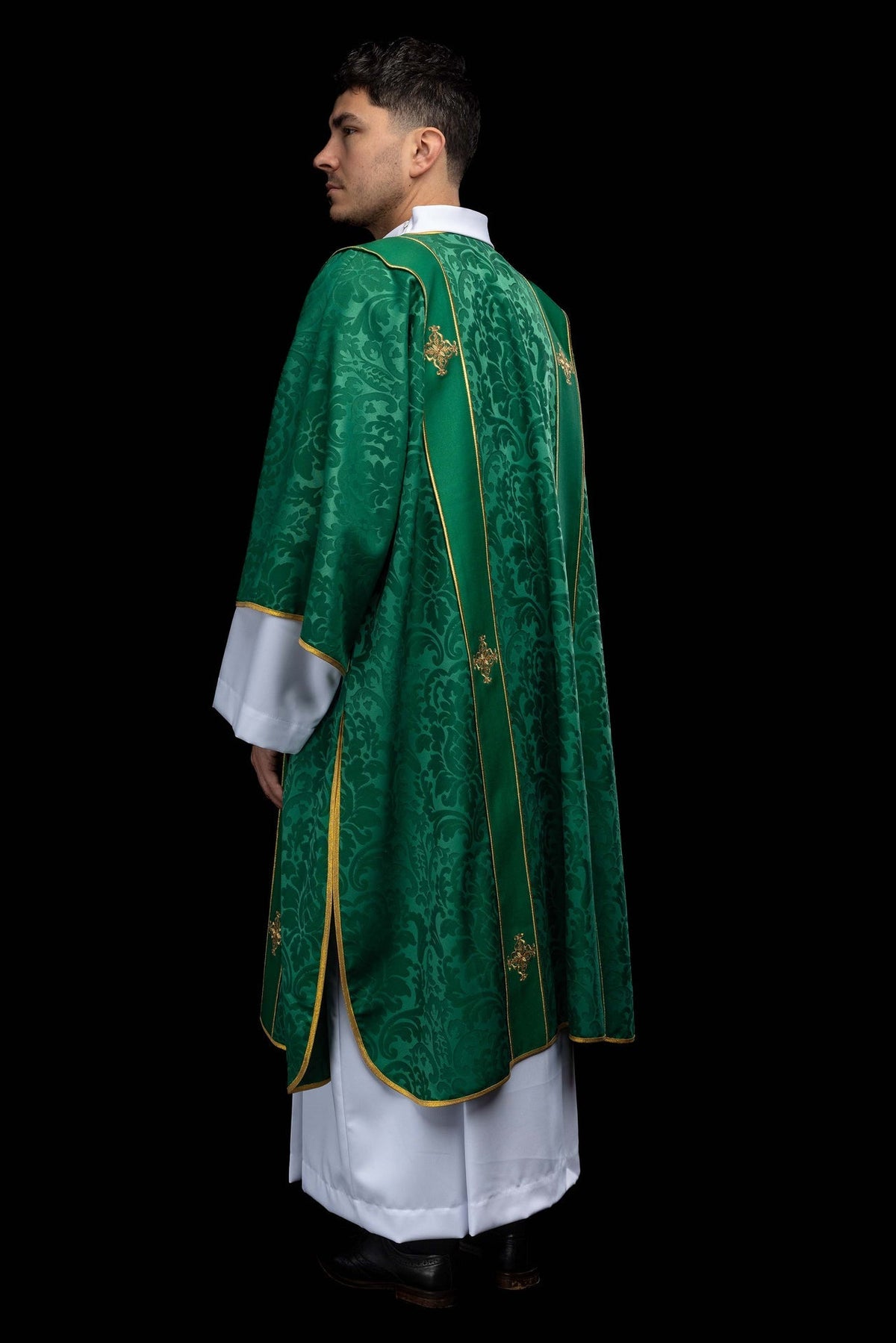 Grüne Dalmatik aus Jacquard mit Borten und gestickten goldenen Kreuzen - MESSGEWANDER.DE