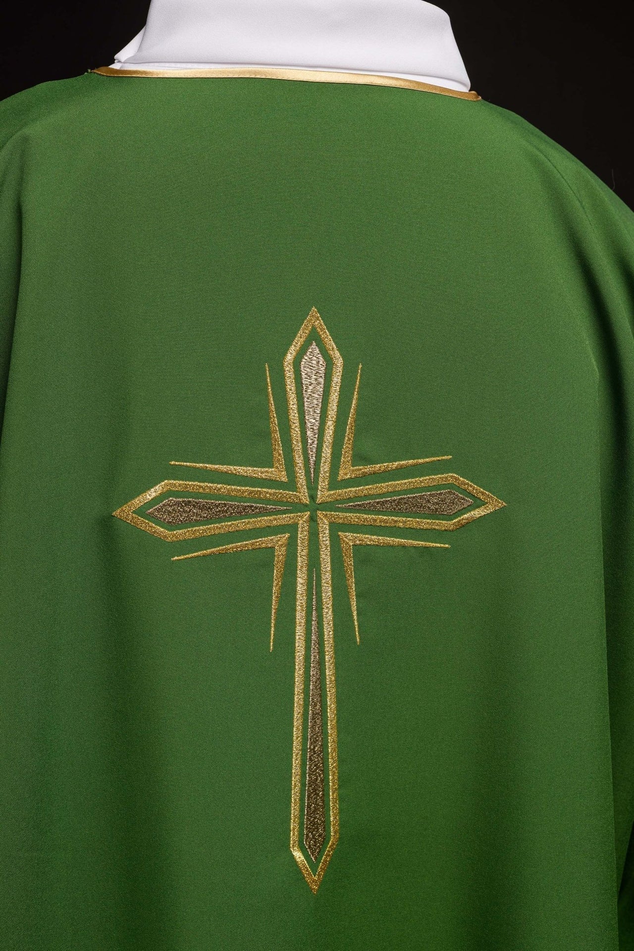Grüne Dalmatik mit besticktem goldenem Kreuz - MESSGEWANDER.DE