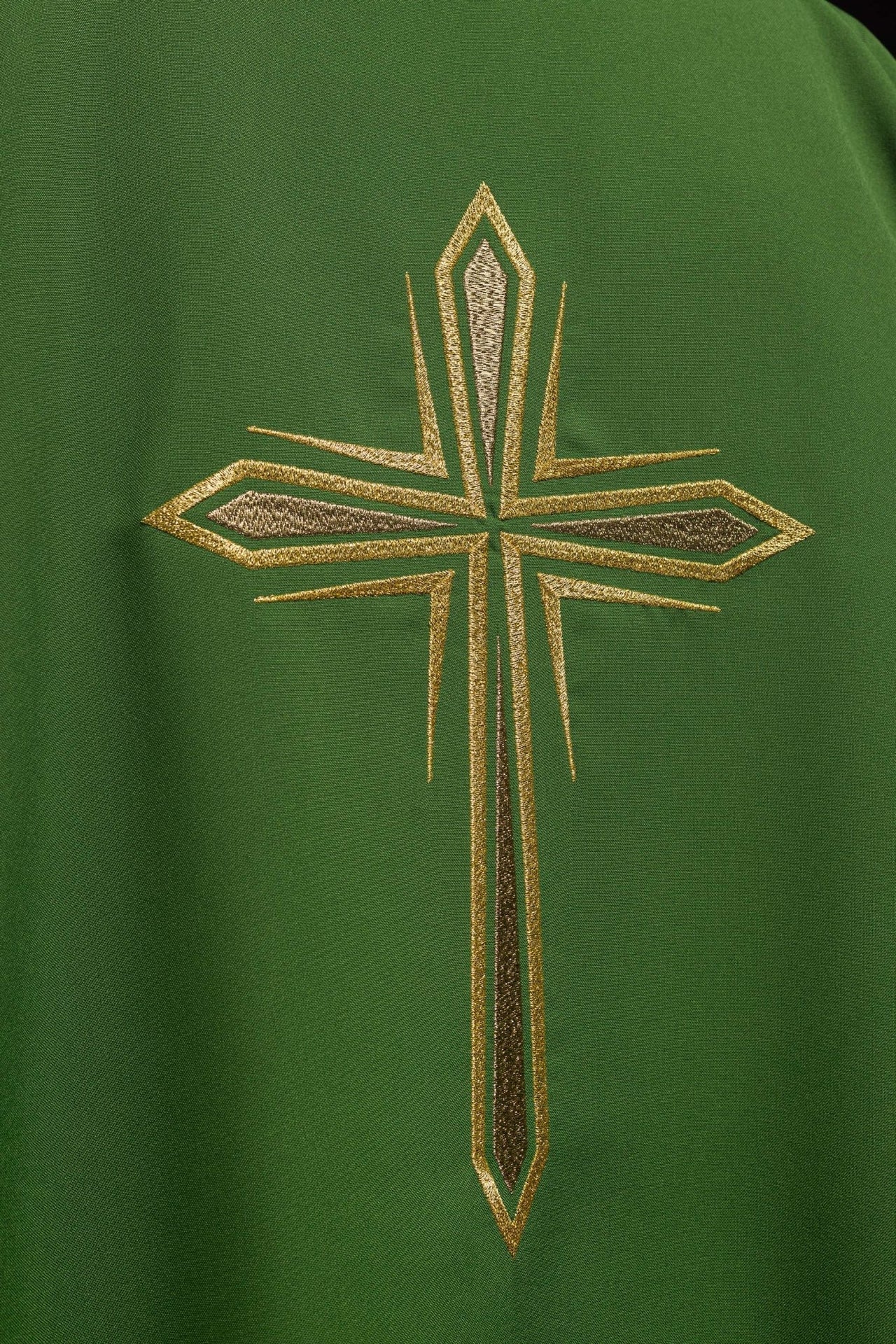Grüne Dalmatik mit besticktem goldenem Kreuz - MESSGEWANDER.DE