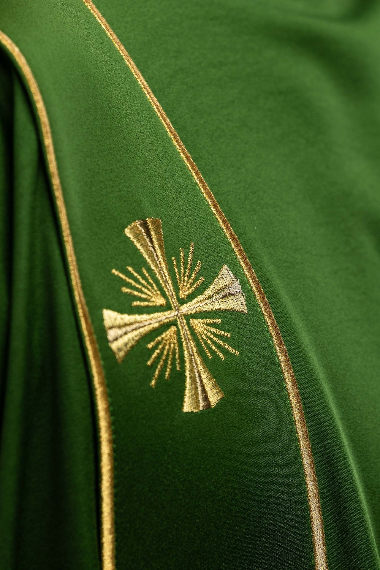 Grüne Dalmatik mit Borten und gestickten goldenen Kreuzen - MESSGEWANDER.DE