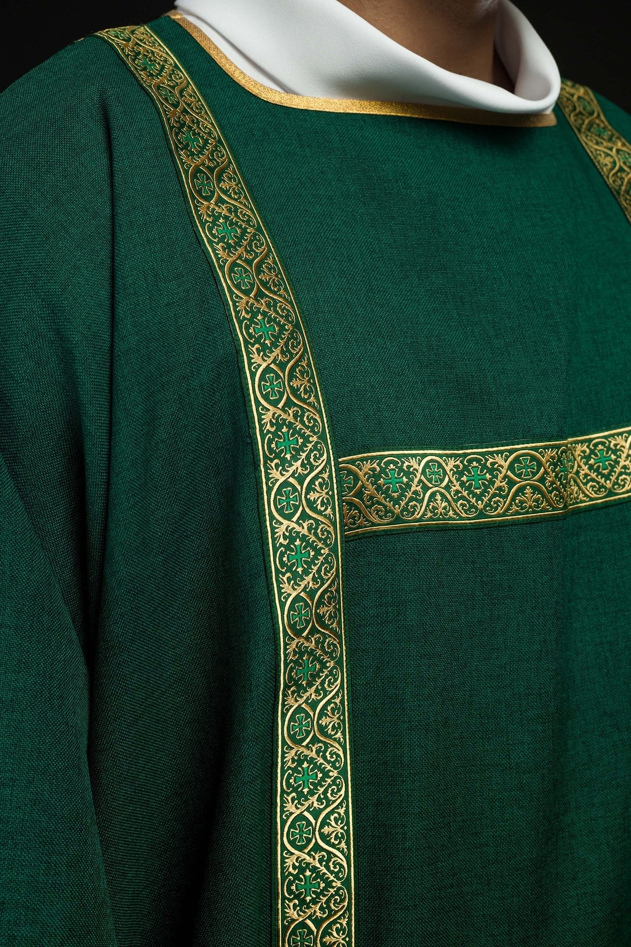 Grüne Dalmatika verziert mit goldenen Jacquardbändern - MESSGEWANDER.DE