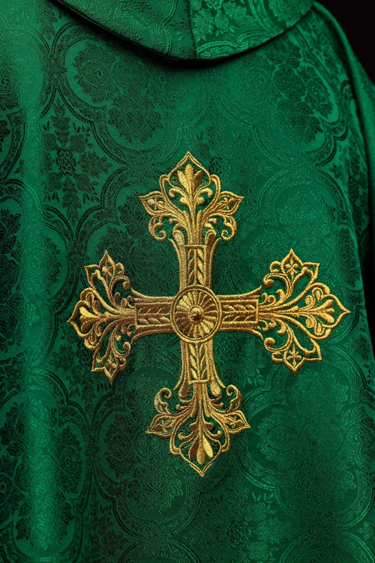 Grüne Kasel mit Kreuz Jacquardstoff - MESSGEWANDER.DE