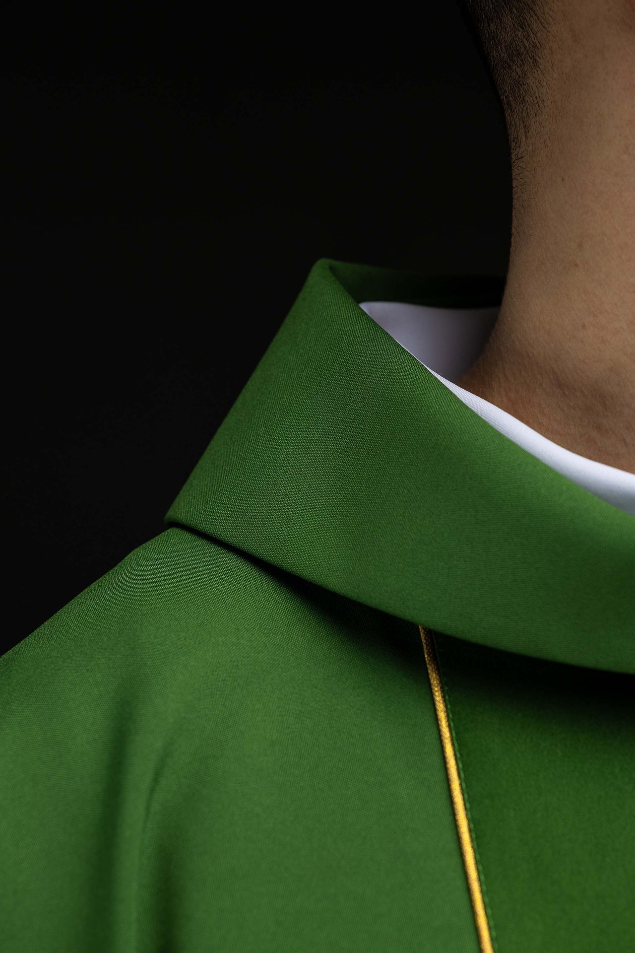 Grüne liturgische Kasel mit besticktem Zierband - MESSGEWANDER.DE