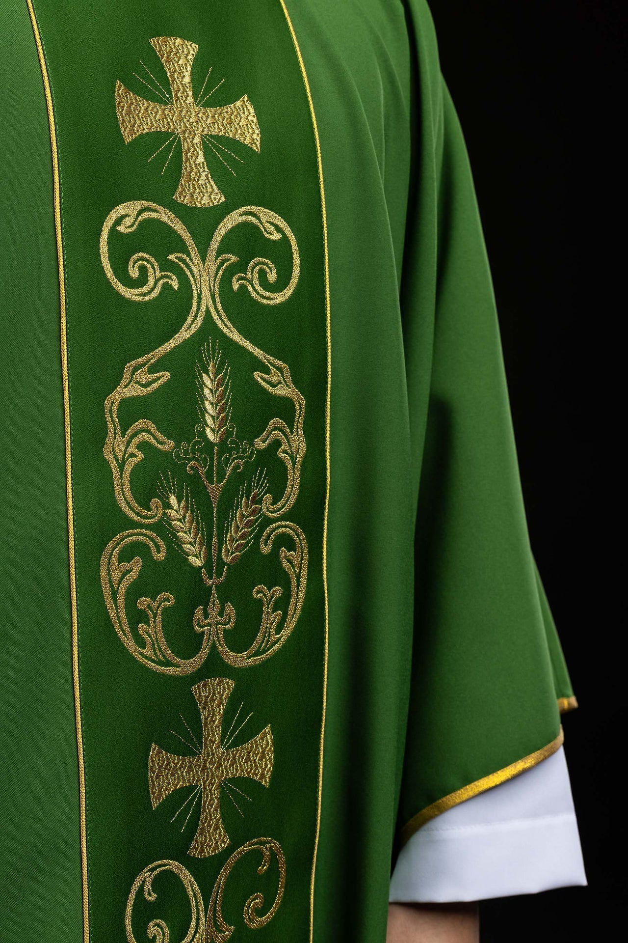 Grüne liturgische Kasel mit besticktem Zierband - MESSGEWANDER.DE