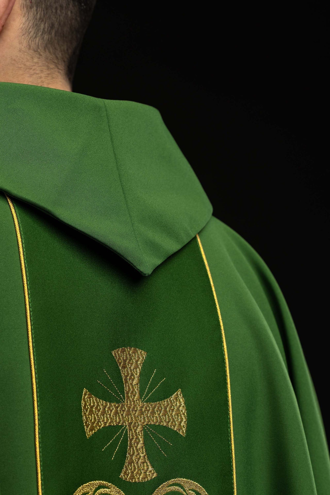 Grüne liturgische Kasel mit besticktem Zierband - MESSGEWANDER.DE