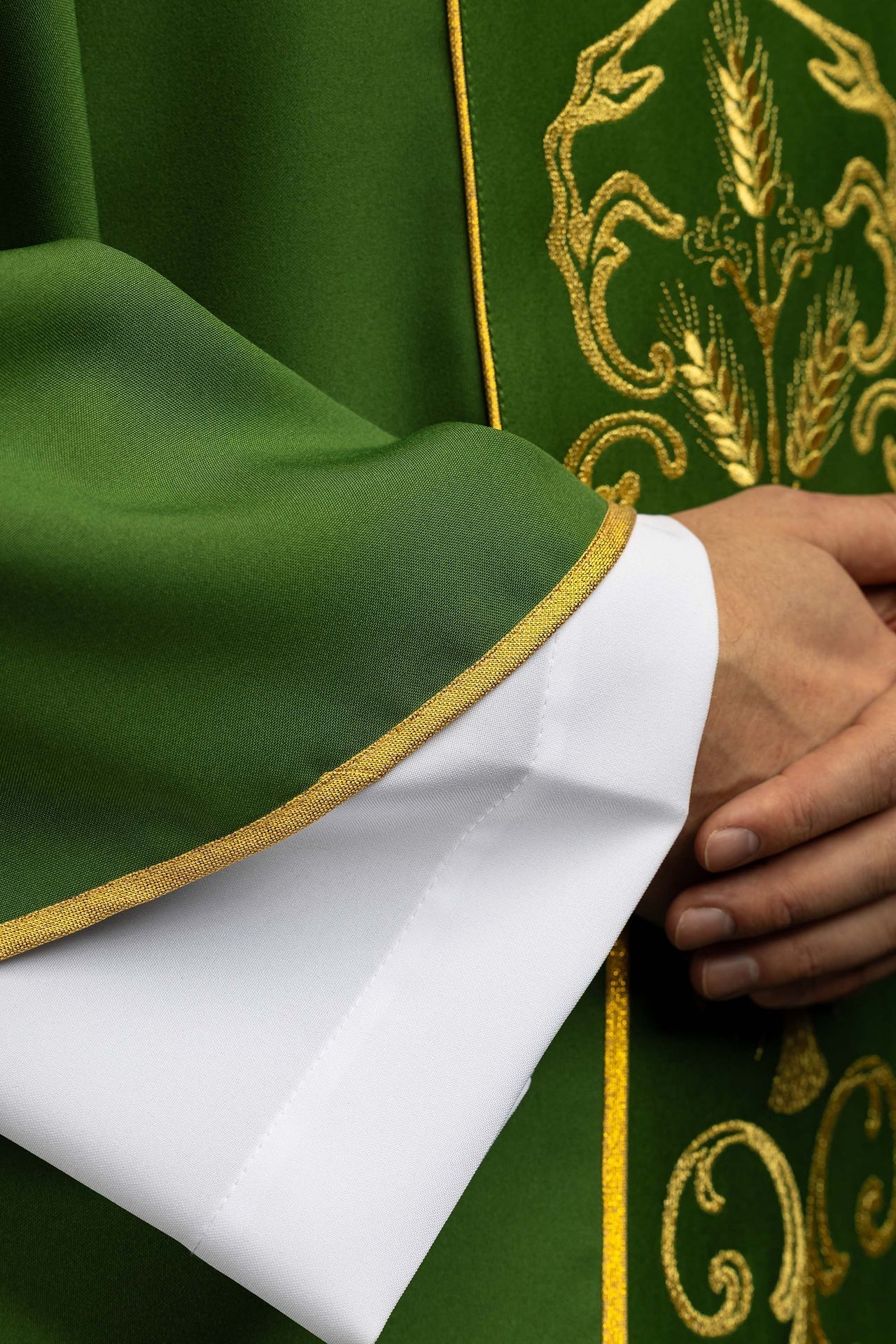 Grüne liturgische Kasel mit besticktem Zierband - MESSGEWANDER.DE