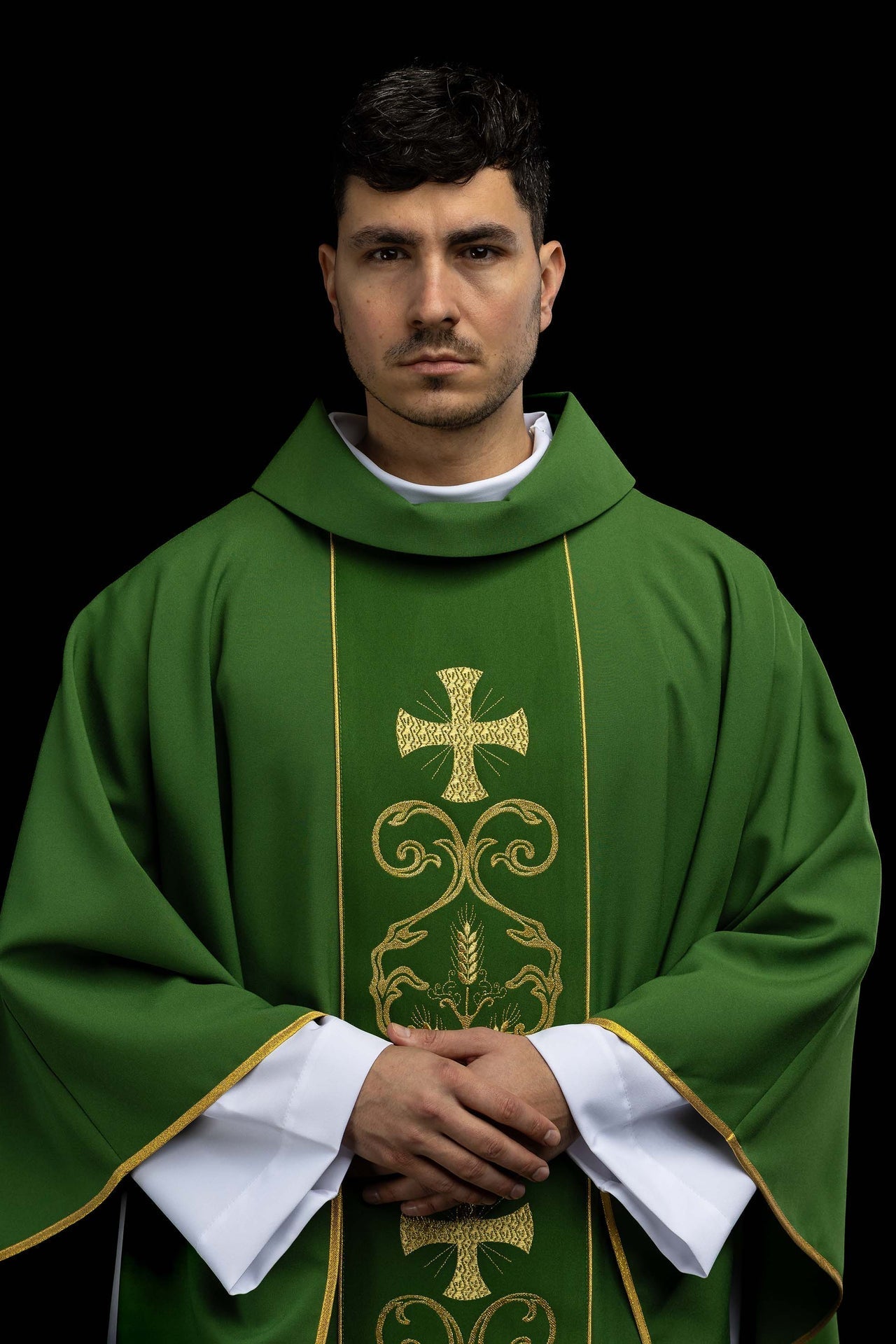 Grüne liturgische Kasel mit besticktem Zierband - MESSGEWANDER.DE