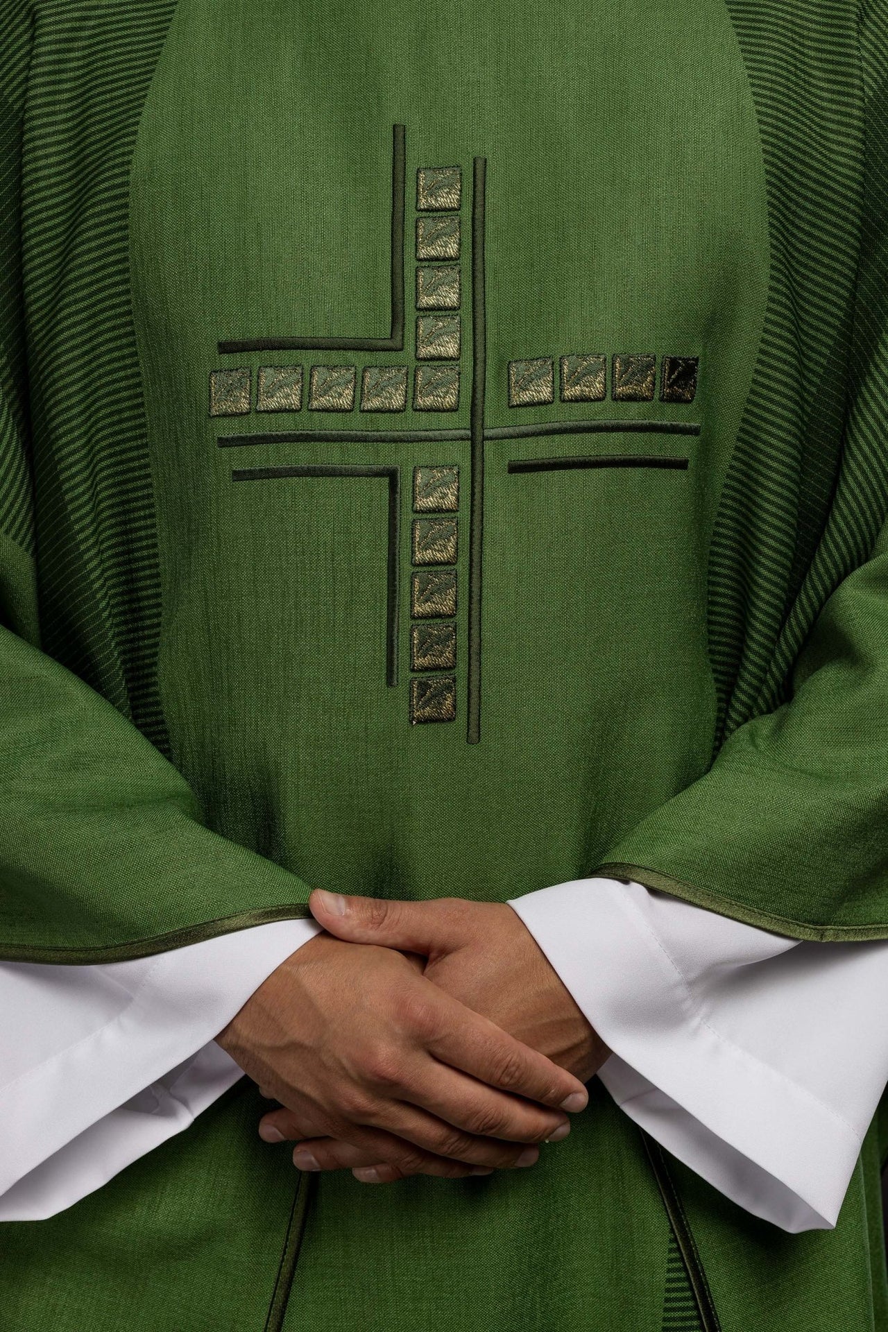 Grüne liturgische Kasel mit Kreuz - MESSGEWANDER.DE