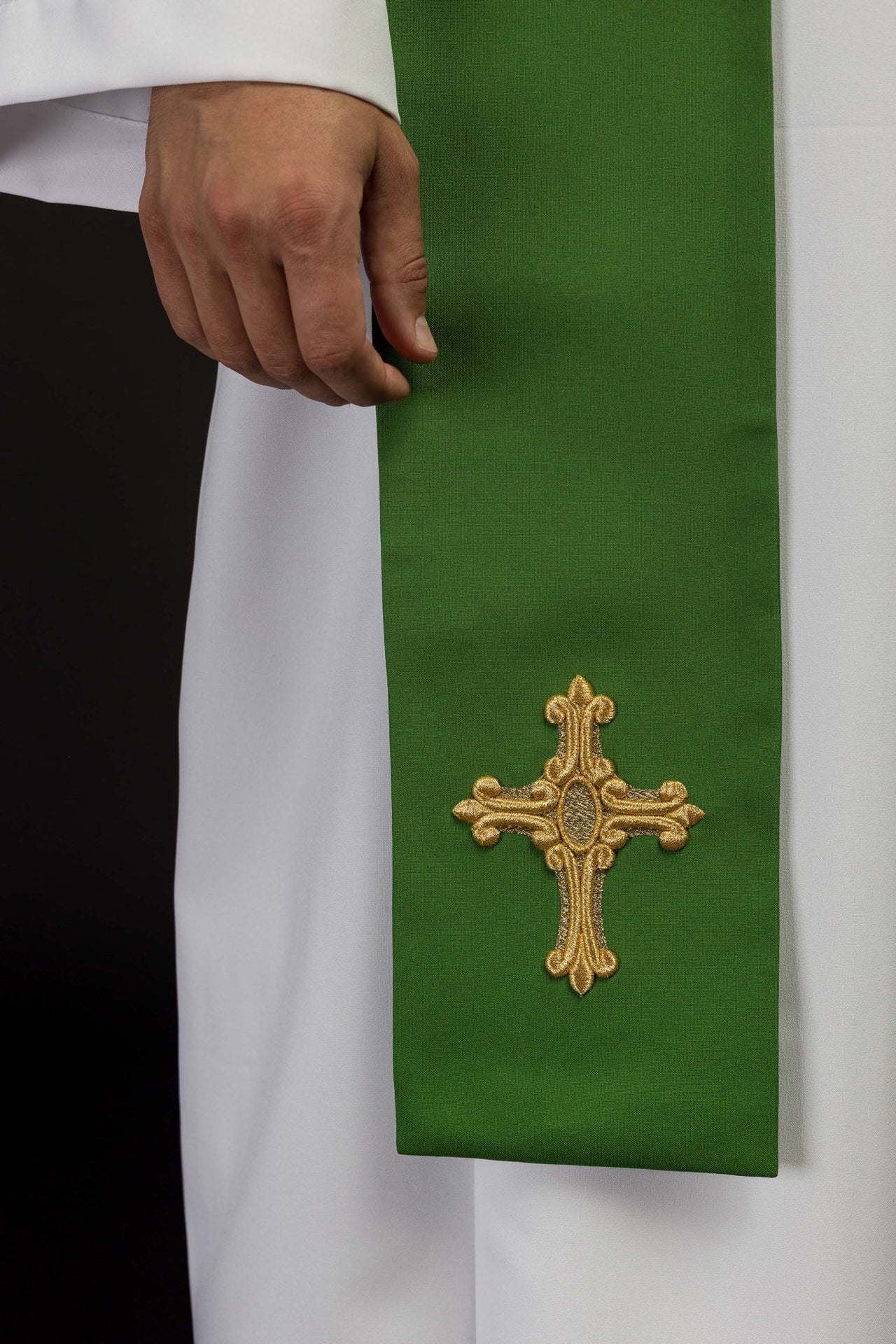 Grüne Priesterstola, bestickt mit Kreuz und IHS Grün - MESSGEWANDER.DE