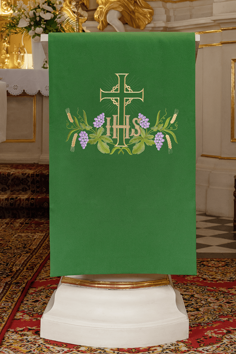 Grünes Lesepulttuch bestickt mit IHS-Motiv und Kreuz - MESSGEWANDER.DE