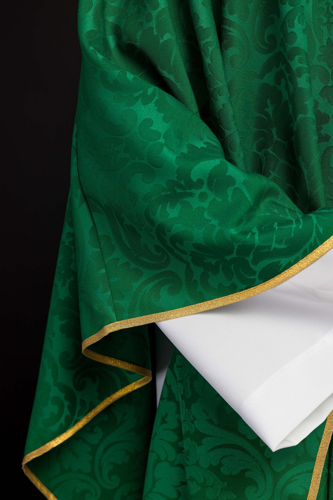 Grünes liturgisches Messgewand mit gesticktem Gürtel - MESSGEWANDER.DE