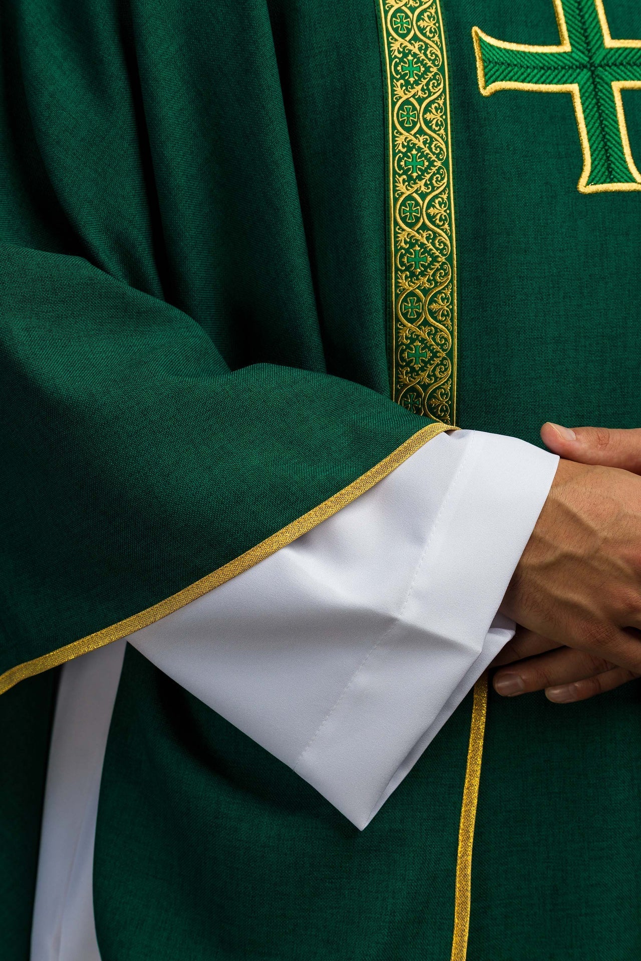 Grünes liturgisches Messgewand mit gesticktem Kreuz und Jacquardbändern - MESSGEWANDER.DE