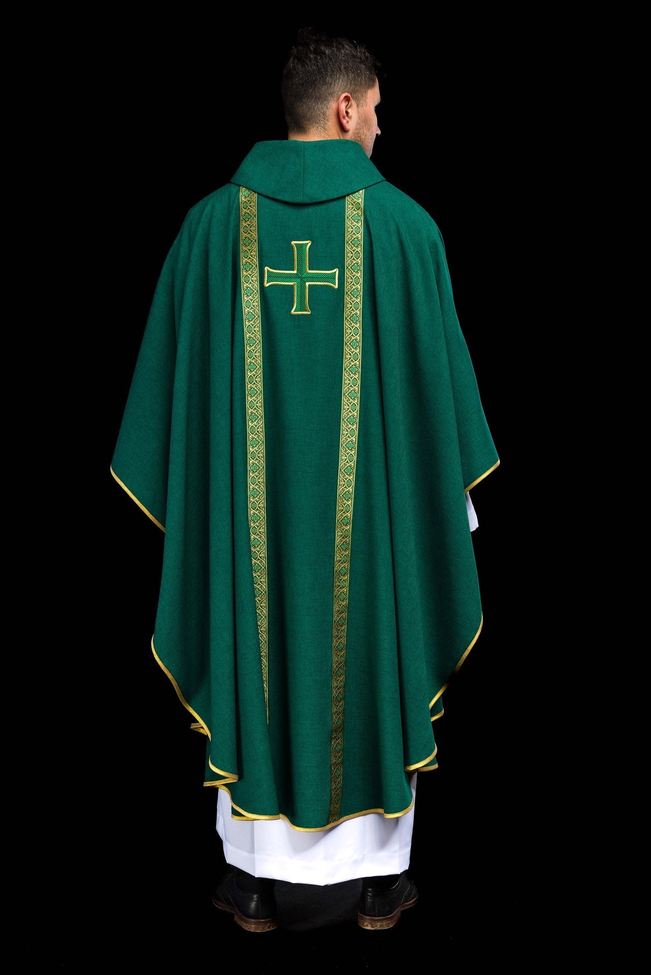 Grünes liturgisches Messgewand mit gesticktem Kreuz und Jacquardbändern - MESSGEWANDER.DE