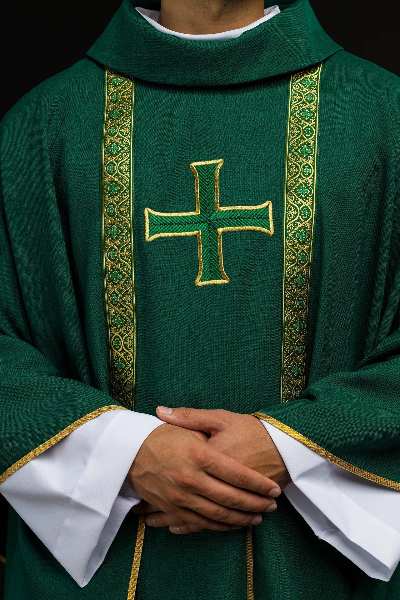 Grünes liturgisches Messgewand mit gesticktem Kreuz und Jacquardbändern - MESSGEWANDER.DE