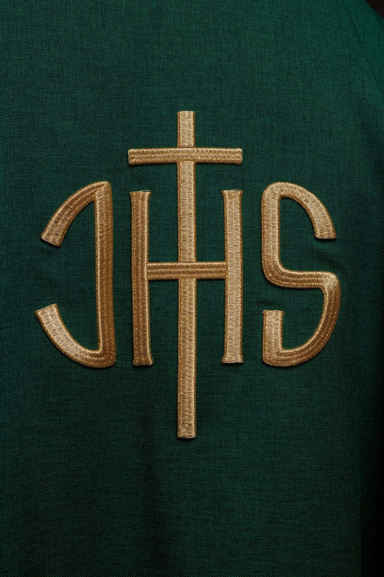 Grünes liturgisches Messgewand mit goldener IHS-Stickerei - MESSGEWANDER.DE