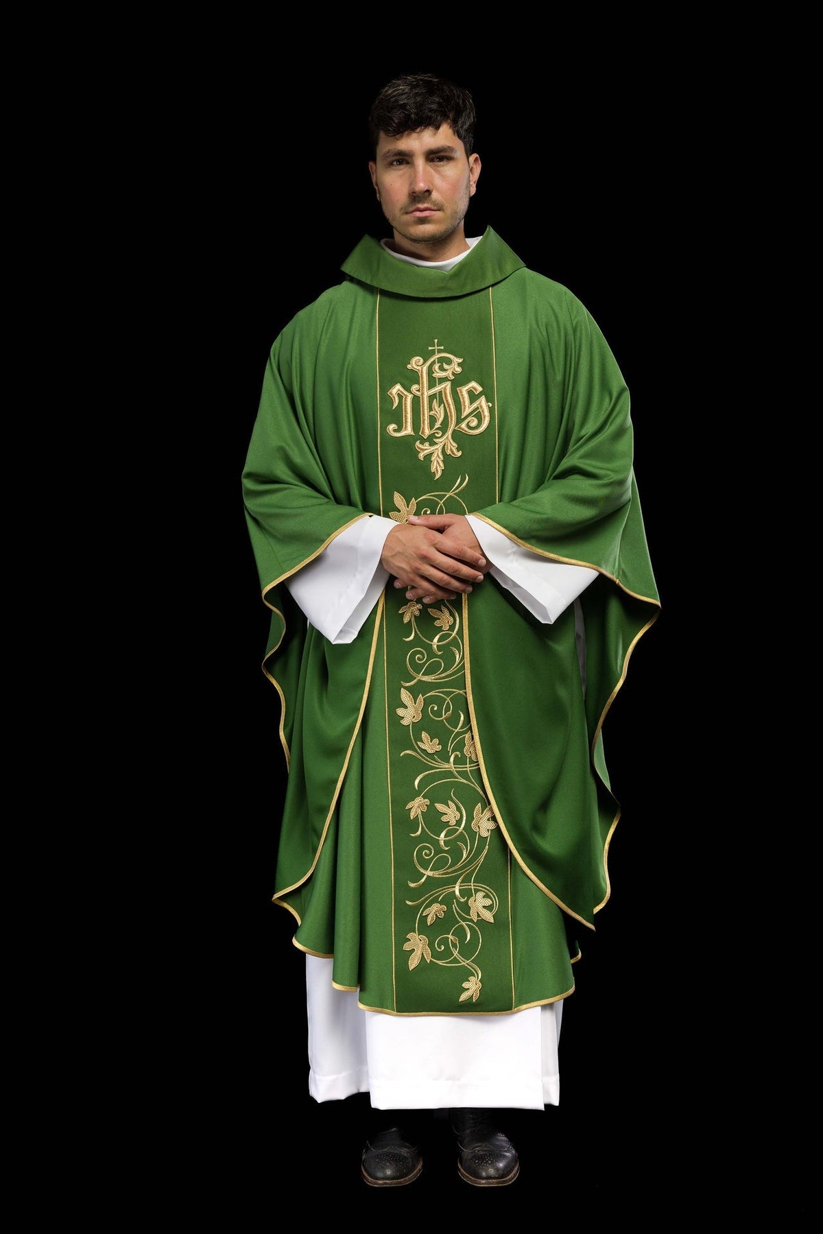 Grünes liturgisches Messgewand mit reich verziertem Gürtel mit Blumenmotiv und IHS - MESSGEWANDER.DE