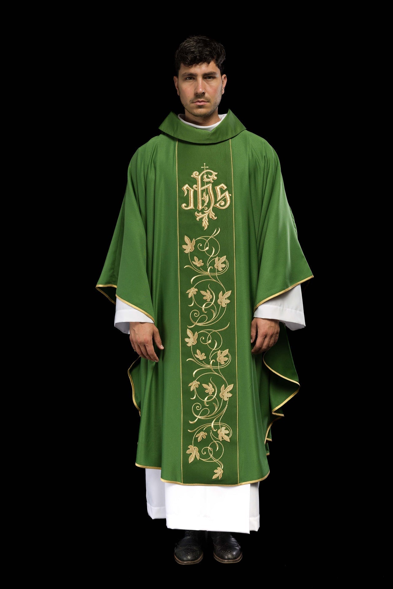 Grünes liturgisches Messgewand mit reich verziertem Gürtel mit Blumenmotiv und IHS - MESSGEWANDER.DE