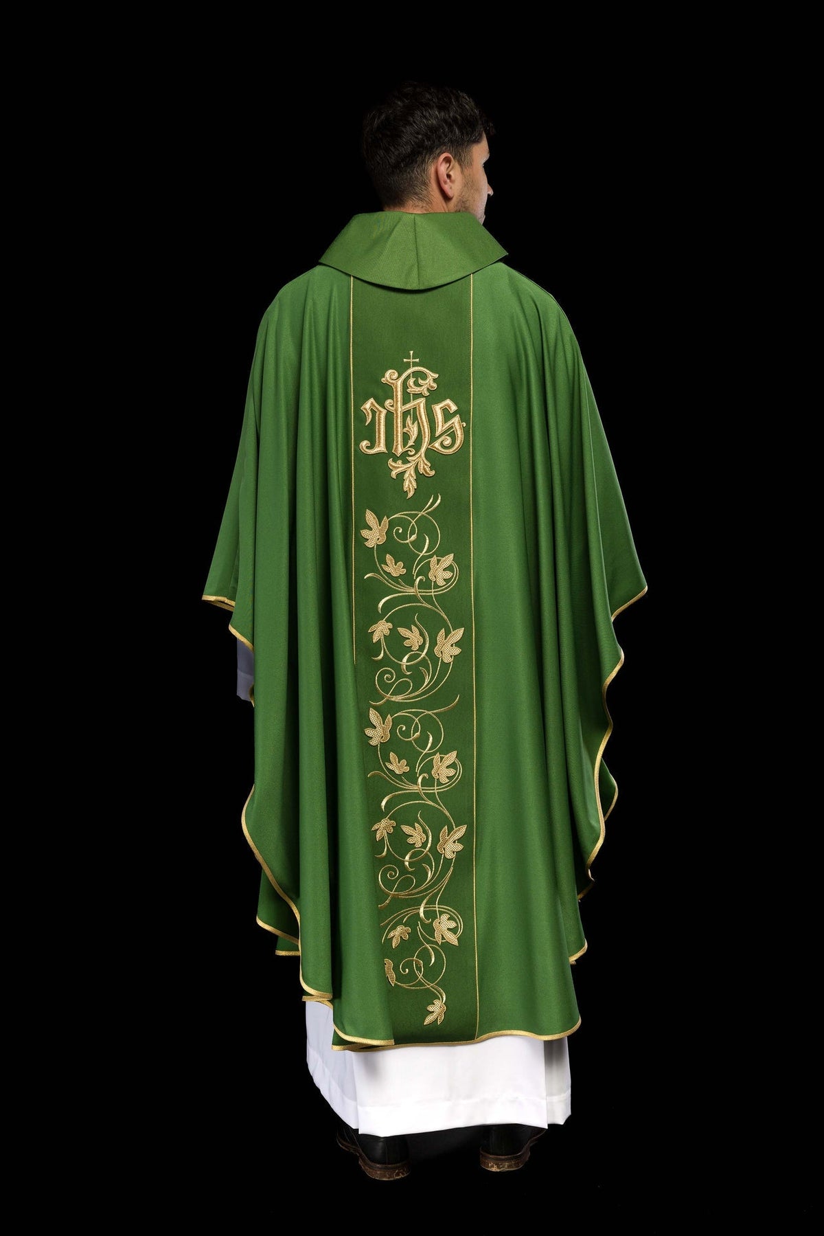 Grünes liturgisches Messgewand mit reich verziertem Gürtel mit Blumenmotiv und IHS - MESSGEWANDER.DE