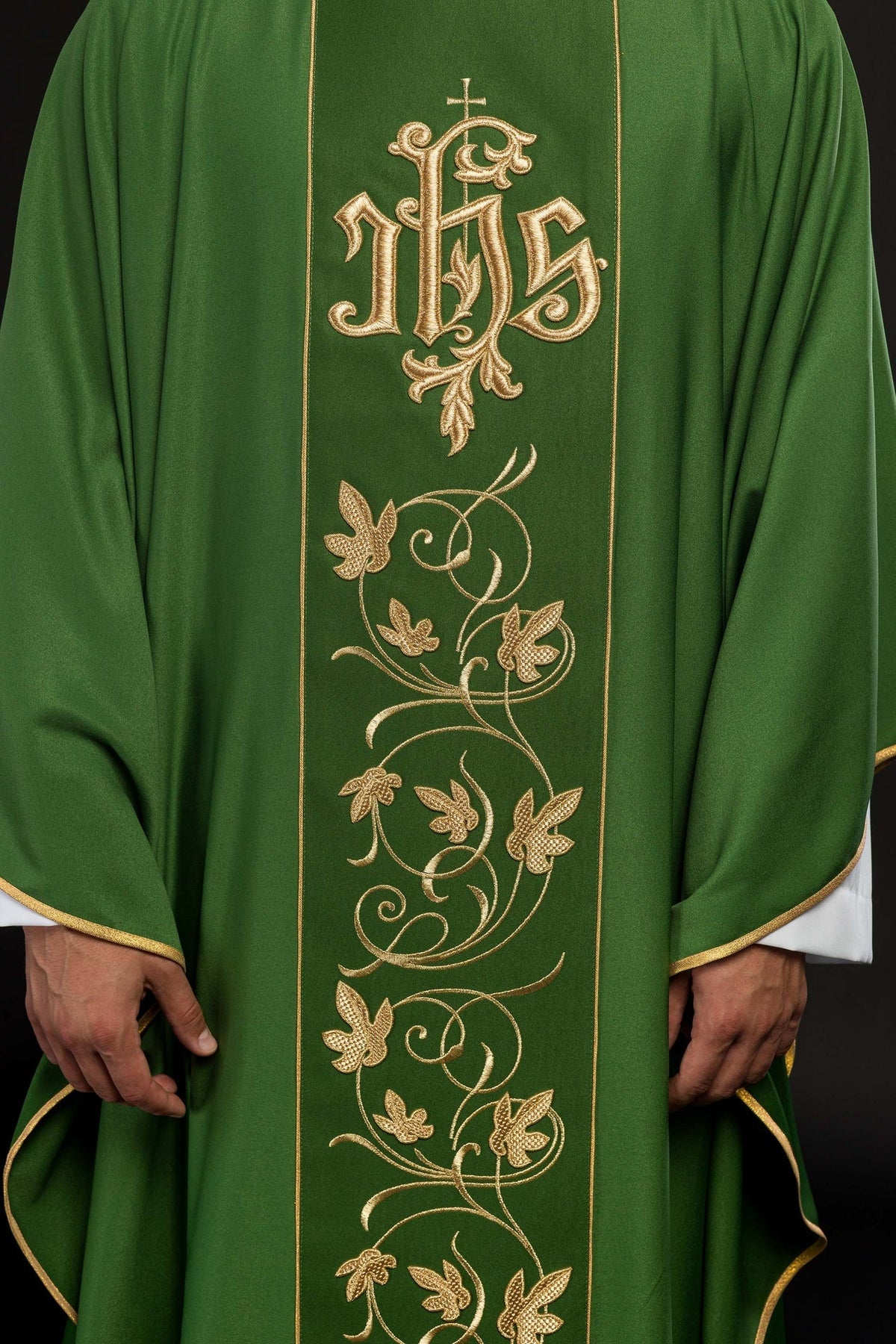 Grünes liturgisches Messgewand mit reich verziertem Gürtel mit Blumenmotiv und IHS - MESSGEWANDER.DE