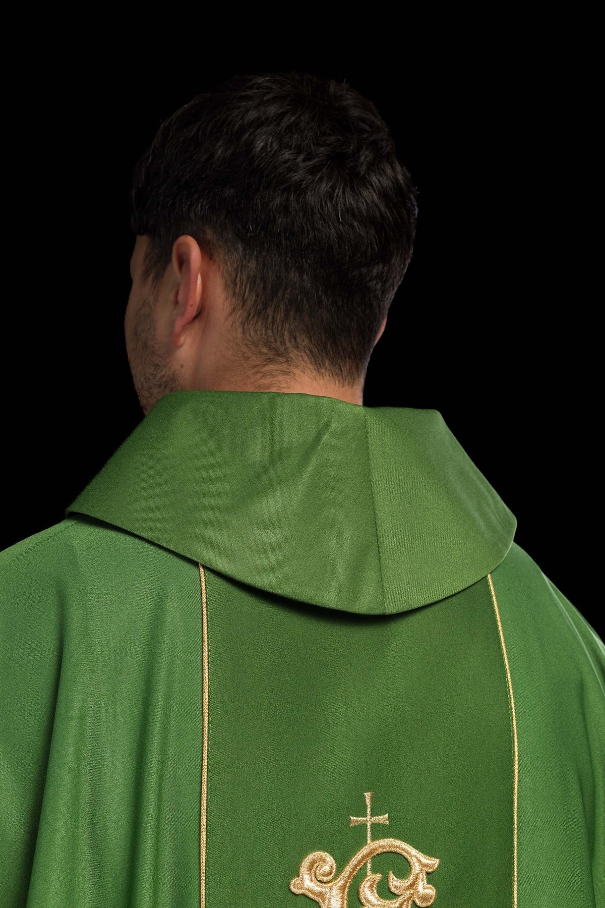 Grünes liturgisches Messgewand mit reich verziertem Gürtel mit Blumenmotiv und IHS - MESSGEWANDER.DE