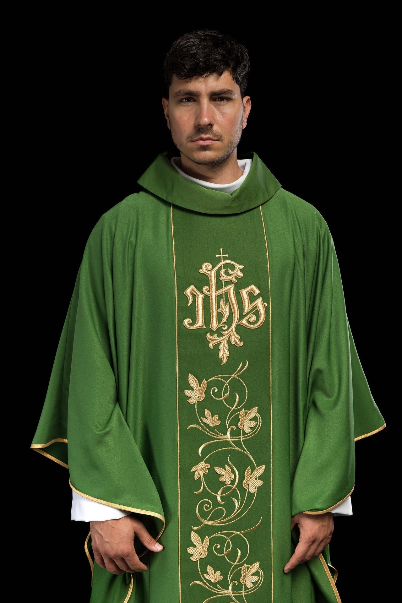 Grünes liturgisches Messgewand mit reich verziertem Gürtel mit Blumenmotiv und IHS - MESSGEWANDER.DE