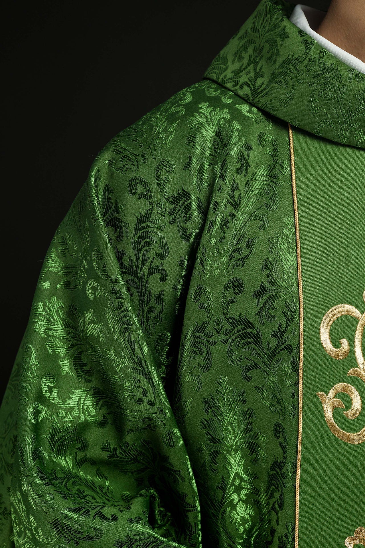 Grünes liturgisches Messgewand mit reich verziertem IHS-Gürtel - MESSGEWANDER.DE