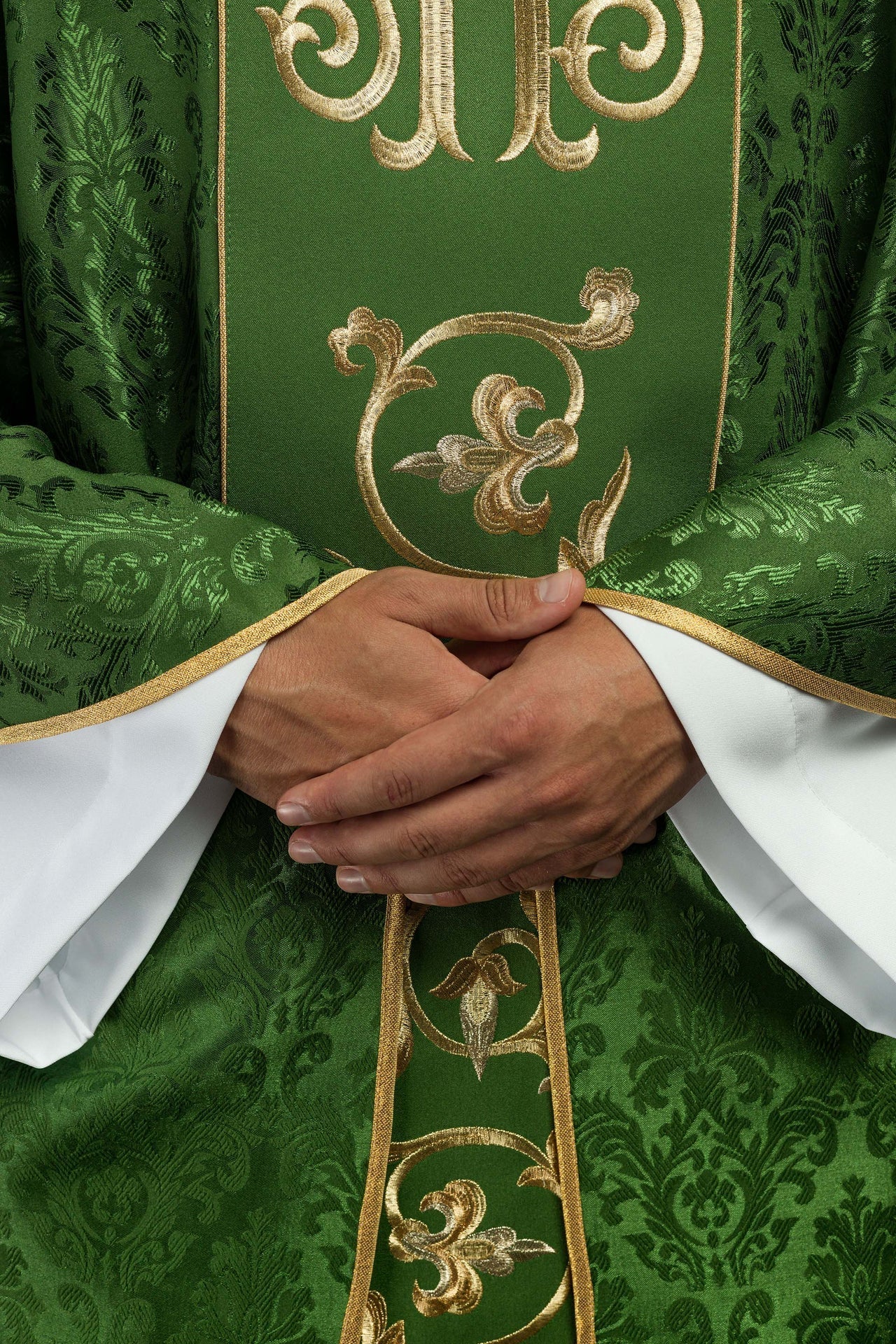 Grünes liturgisches Messgewand mit reich verziertem IHS-Gürtel - MESSGEWANDER.DE