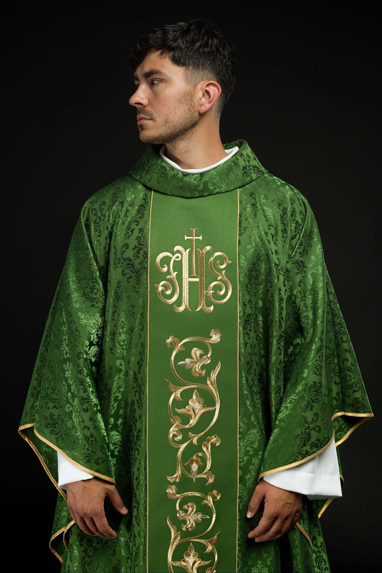 Grünes liturgisches Messgewand mit reich verziertem IHS-Gürtel - MESSGEWANDER.DE