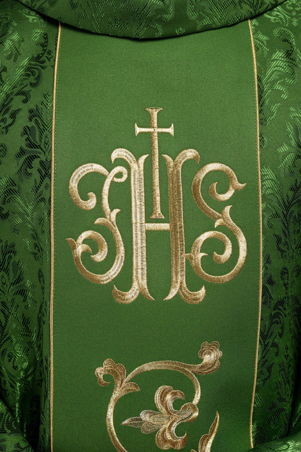 Grünes liturgisches Messgewand mit reich verziertem IHS-Gürtel - MESSGEWANDER.DE
