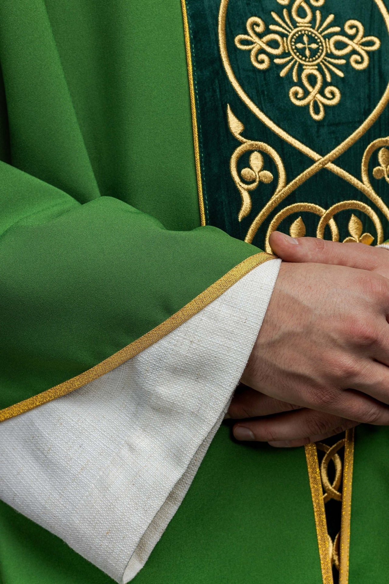 Grünes liturgisches Messgewand mit Stickerei auf Samt verziert - MESSGEWANDER.DE