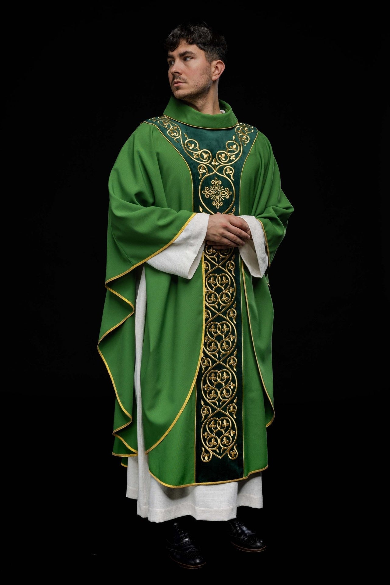 Grünes liturgisches Messgewand mit Stickerei auf Samt verziert - MESSGEWANDER.DE