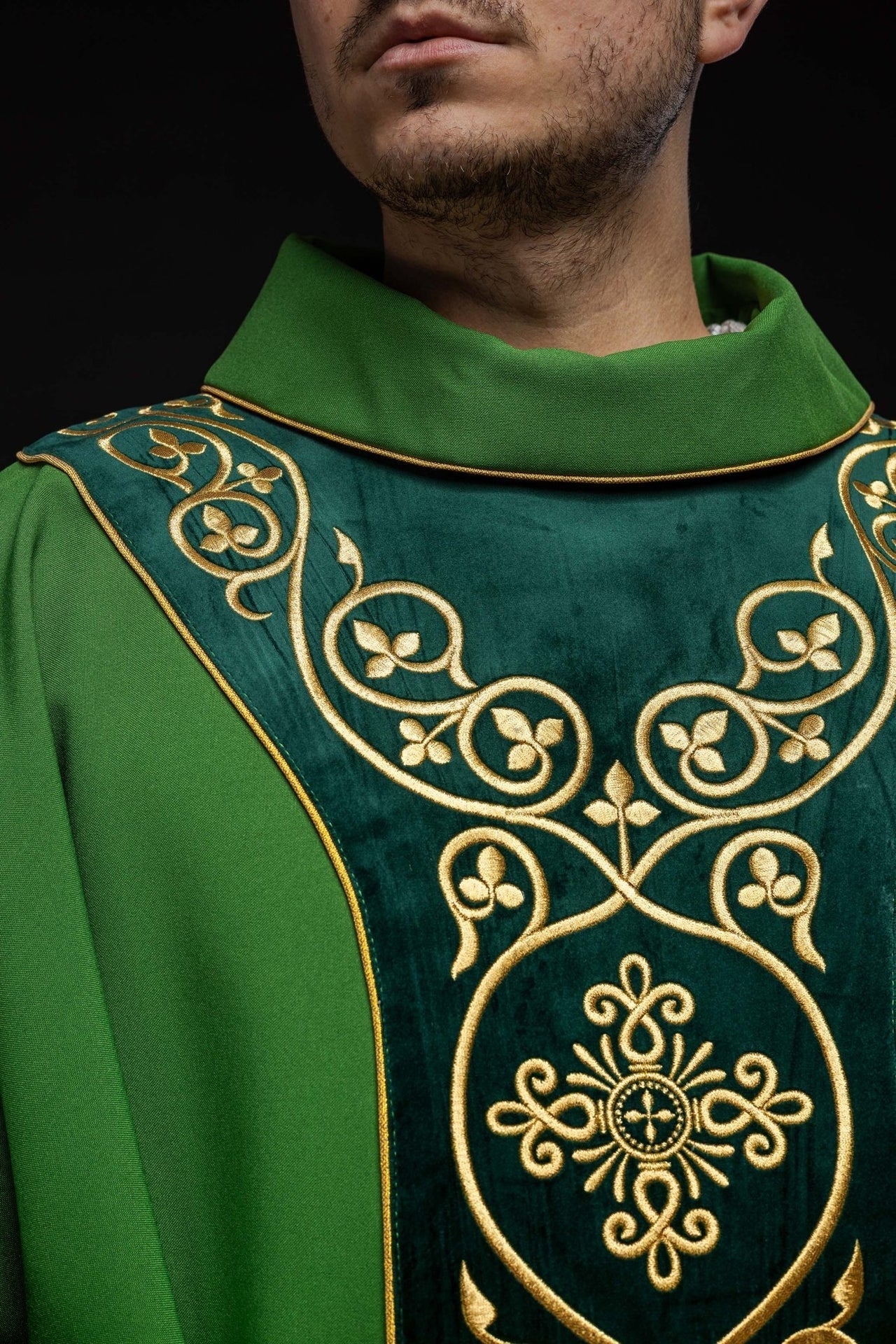 Grünes liturgisches Messgewand mit Stickerei auf Samt verziert - MESSGEWANDER.DE