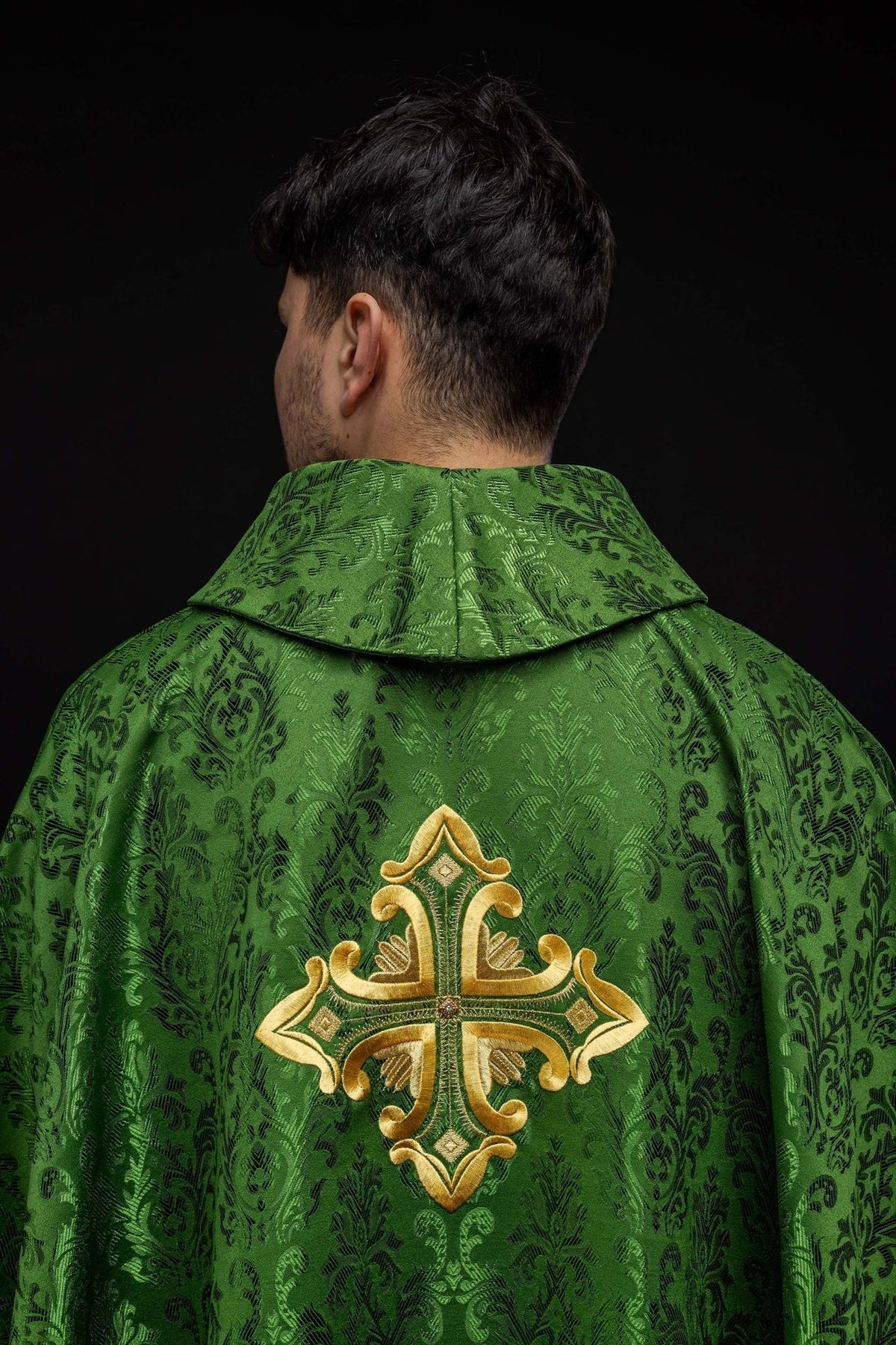 Grünes Messgewand mit aufgenähtem Kreuz aus gemustertem Stoff - MESSGEWANDER.DE