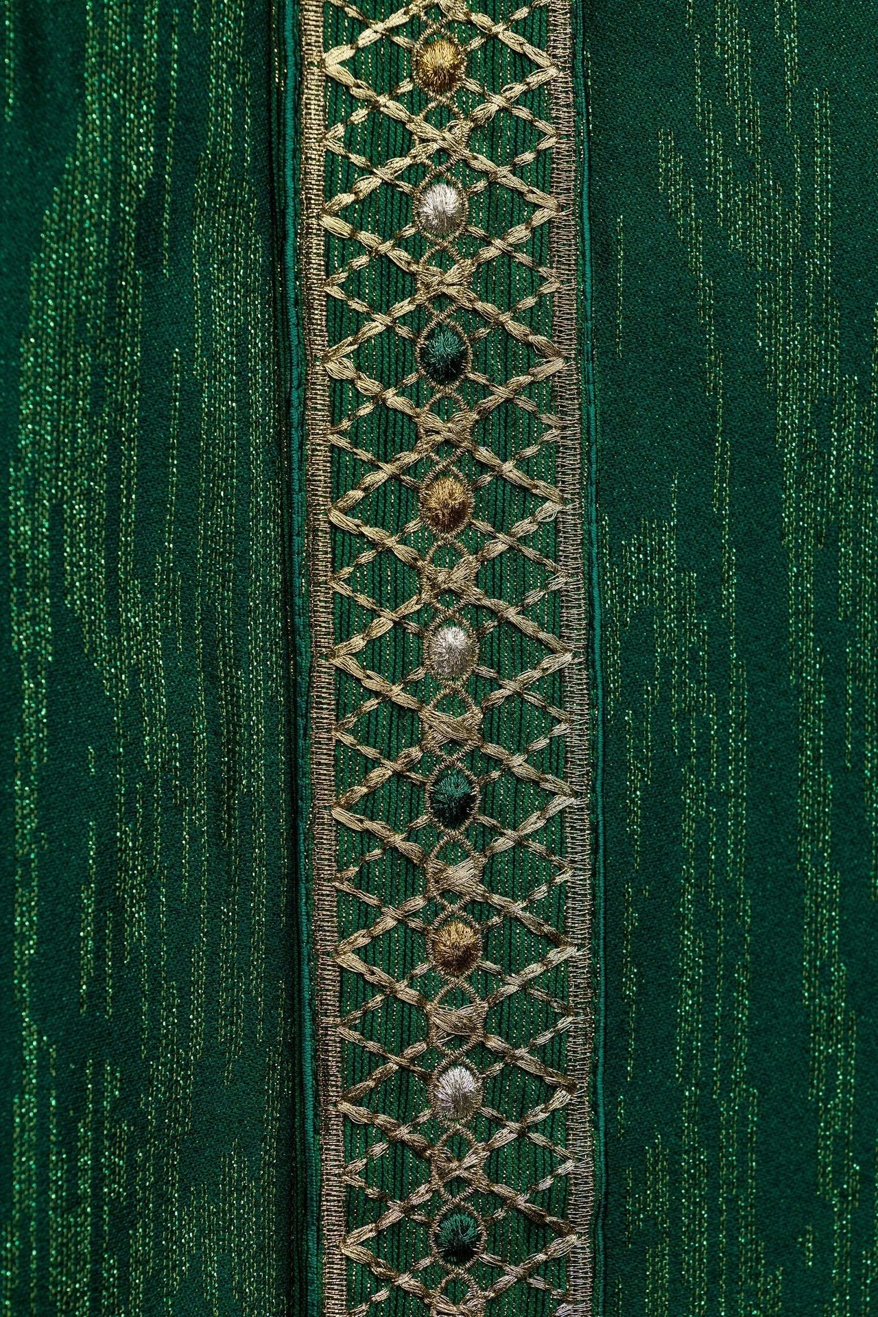 Grünes Messgewand mit besticktem Streifen und Kragen - MESSGEWANDER.DE