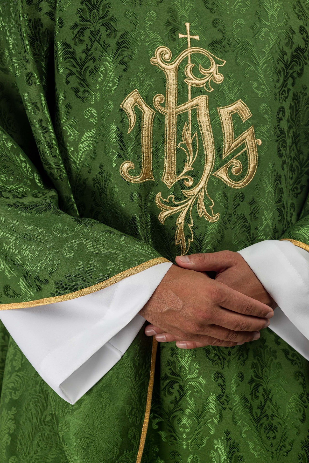 Grünes Messgewand mit gesticktem IHS-Motiv auf Dekostoff - MESSGEWANDER.DE