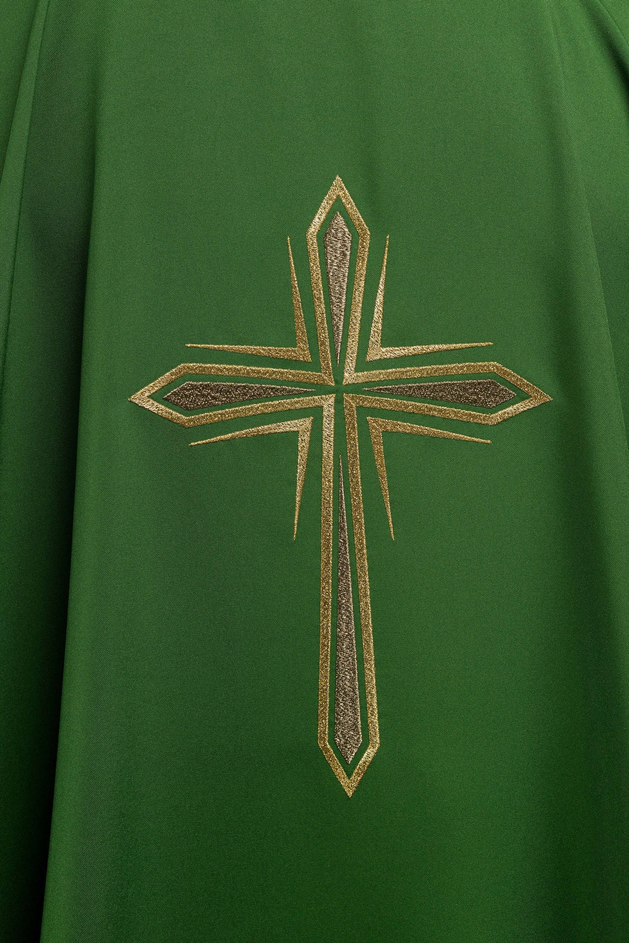 Grünes Messgewand mit gesticktem Kreuz - MESSGEWANDER.DE