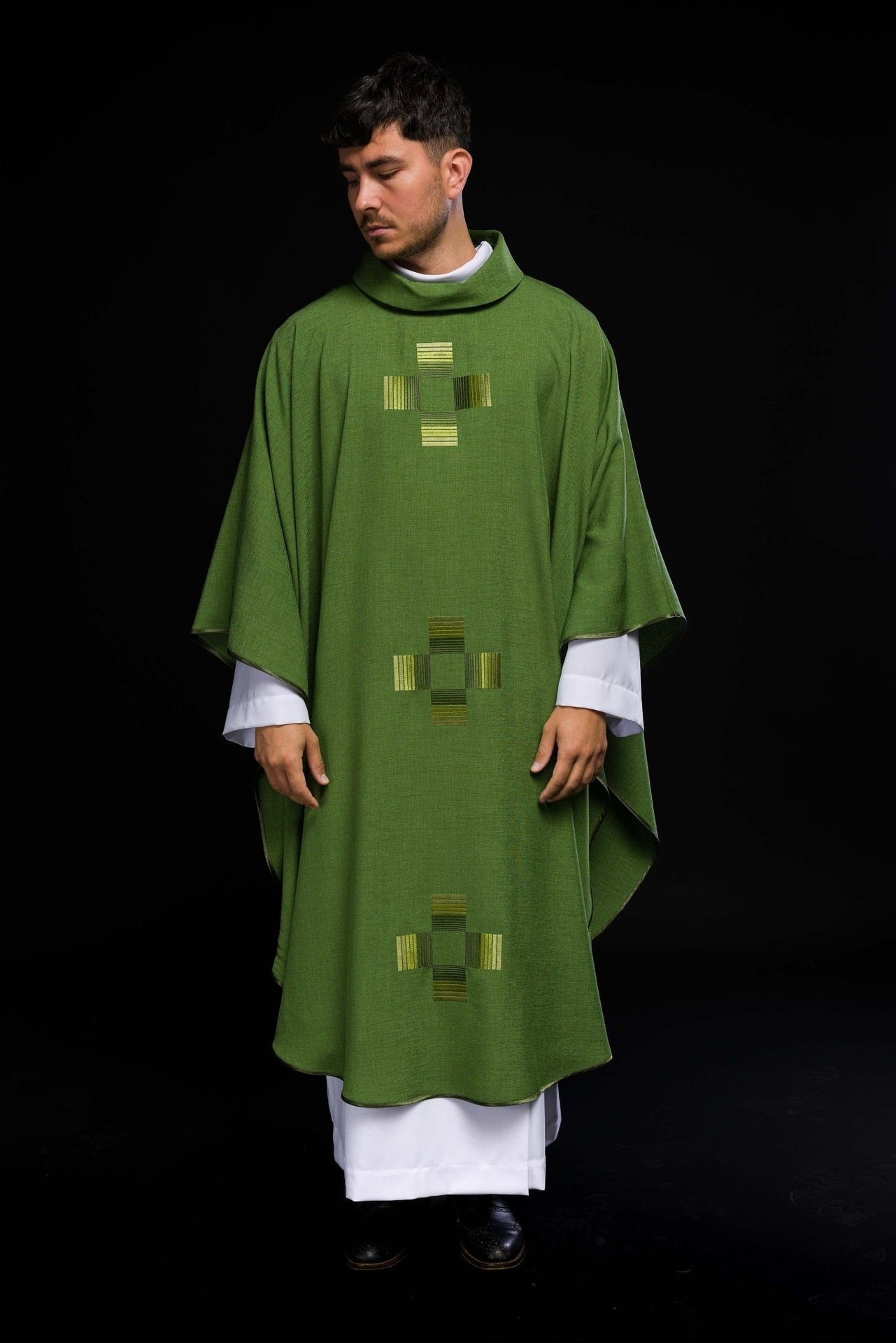 Grünes Messgewand mit gestickten Kreuzen - MESSGEWANDER.DE
